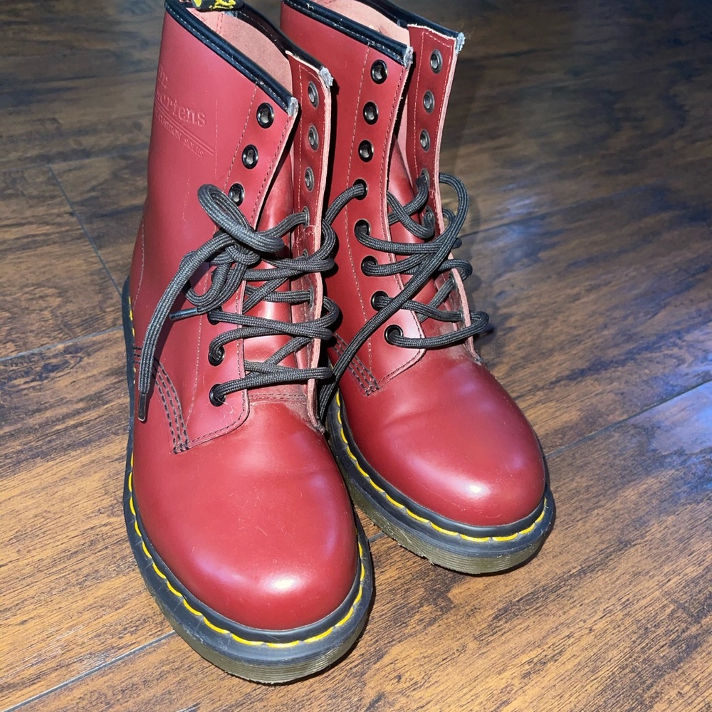 Size 7. Only worn twice.